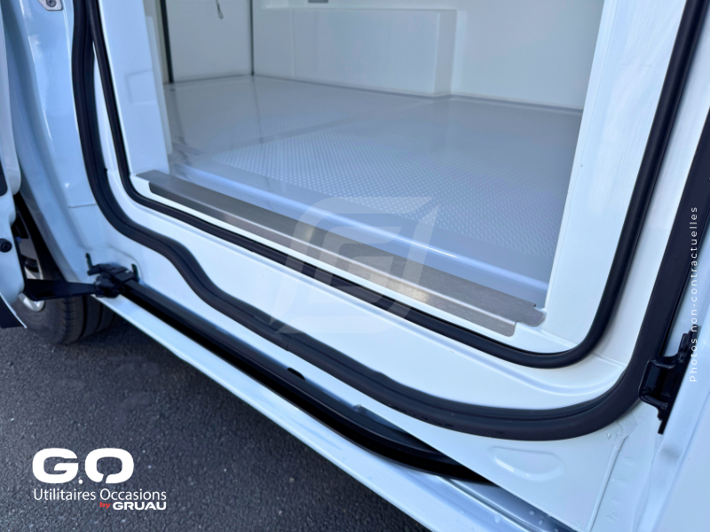 Véhicule frigorifique disponible maintenant - Nissan Primastar isotherme frigorifique occasion Gruau (7)